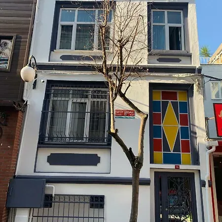 V蓝套房酒店 *